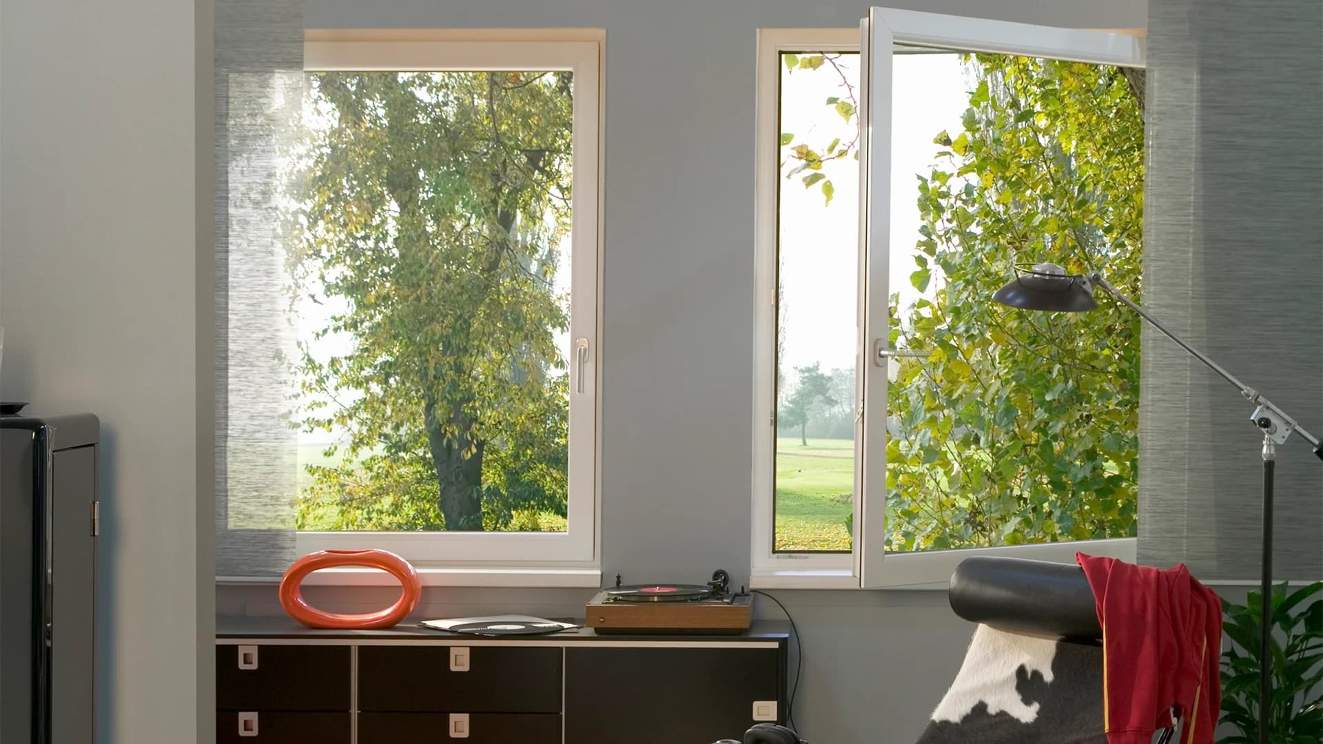 Moderna kuća s velikim prozorima u večernjem svjetlu